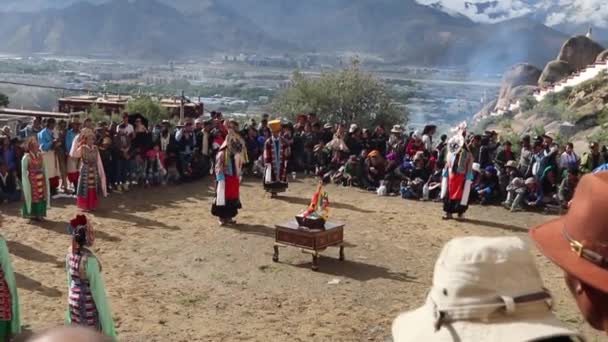 Shaman tät i tibetanska festival Shoton (yoghurt festivalen) Tibet Lhasa 2015 — Stockvideo