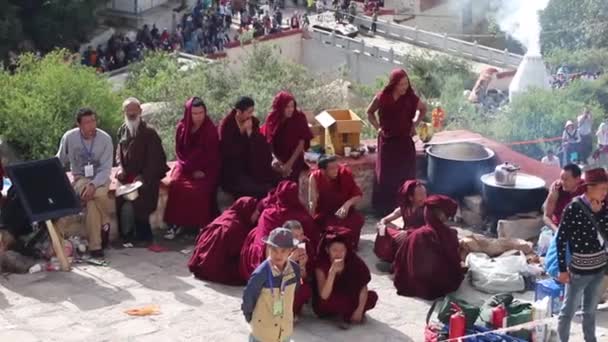 Monges no festival tibetano Shoton (o festival do iogurte ) — Vídeo de Stock