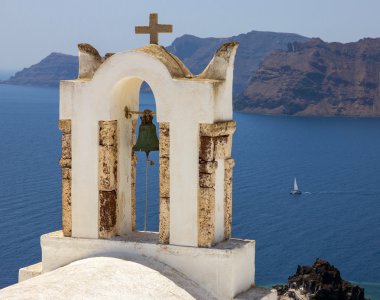 Deniz ve yat bakan kilise Santorini Adası