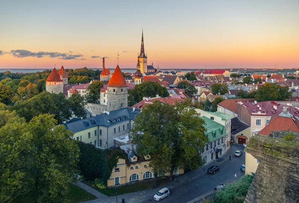 A Tallinn óvárosára nyílik a naplemente októberben utcáin — Stock Fotó