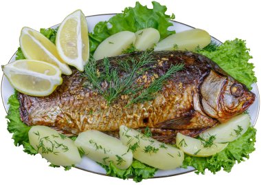 Patates ve limon ile fırında pişmiş sazan