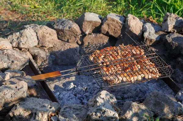 La viande de dinde est préparée à l'extérieur sur le gril de pierres — Photo
