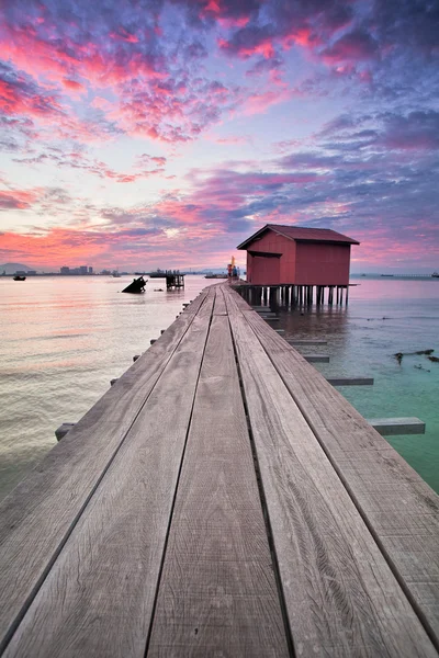 พระอาทิตย์ขึ้นที่น่าตื่นตาตื่นใจและพระอาทิตย์ตกในตระกูล Jetty George Town, Penang มาเลเซีย — ภาพถ่ายสต็อก