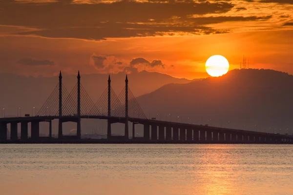 Ανατολή του ηλίου από την ακτή της Penang γέφυρα, Τζορτζτάουν, Πενάνγκ — Φωτογραφία Αρχείου