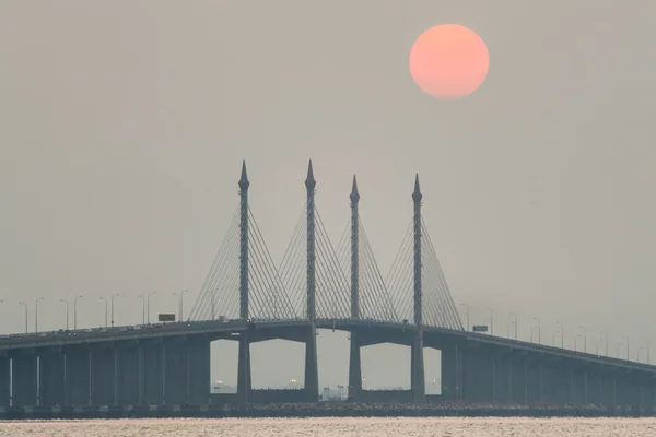 Mgliste Sunrise od brzegu Penang Bridge, George Town, Penang — Zdjęcie stockowe