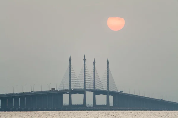 Hazy Sunrise by the shore of Penang Bridge, George Town, Penang — Stock Photo, Image