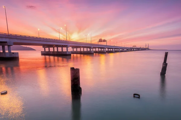 Alba sulla riva del 2nd Penang Bridge con pilastro rotto, George Town, Penang — Foto Stock