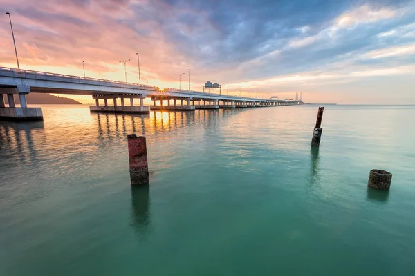 Alba sulla riva del 2nd Penang Bridge, George Town, Penang — Foto Stock