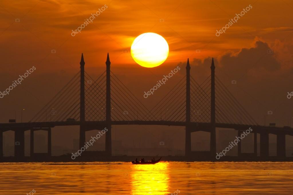 Lever Du Soleil Au Milieu Du Pont De Penang Avec Un Bateau