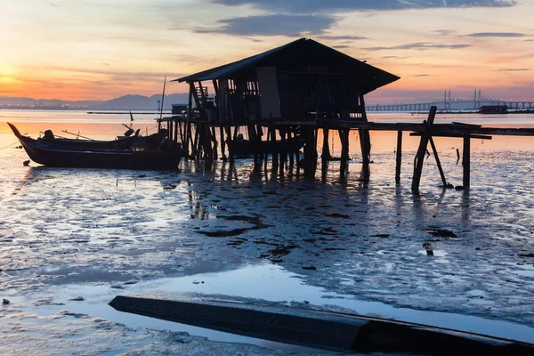 Puente de madera y una cabaña amanecer por la orilla de George Town, Penang Malasia — Foto de Stock