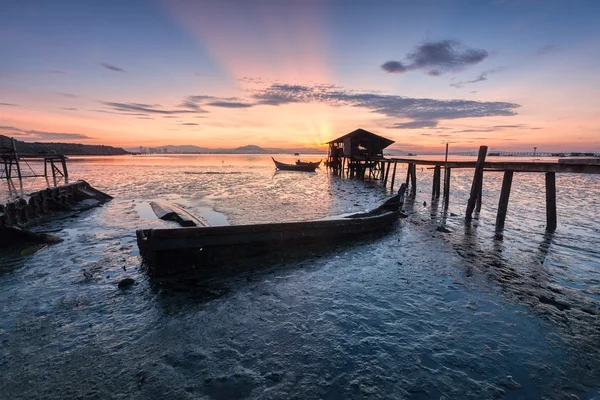 Holzbrücke und Hütte bei Sonnenaufgang am Ufer der georgischen Stadt, Penang Malaysia — Stockfoto