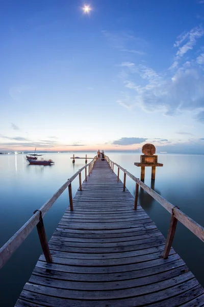 Pont en bois et lever de soleil sur le rivage de George Town, Penang Malaisie — Photo