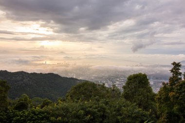 Bulut görünümünün dan Penang Hill, George Town, Penang Malezya üzerinde gündoğumu
