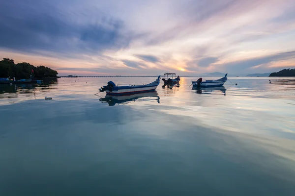 Рассвет на пляже с лодкой в Джорджтауне, Пенанг Малайзия — стоковое фото