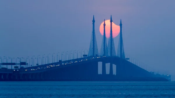 Eclipse solar parcial no topo da Ponte Penang George Town, Penang — Fotografia de Stock