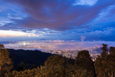 Bulut görünümünün dan Penang Hill, George Town, Penang Malezya üzerinde gündoğumu