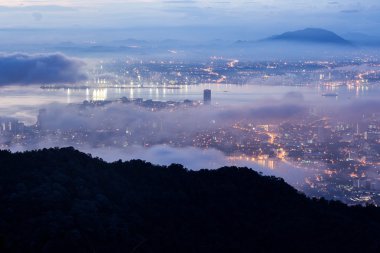 Bulut görünümünün dan Penang Hill, George Town, Penang Malezya üzerinde gündoğumu