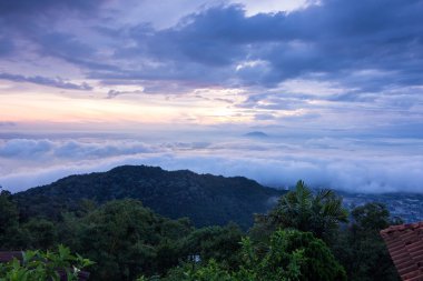 Bulut görünümünün dan Penang Hill, George Town, Penang Malezya üzerinde gündoğumu