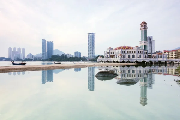 Weerspiegeling van drijvende moskee, George Town, Penang, Maleisië — Stockfoto