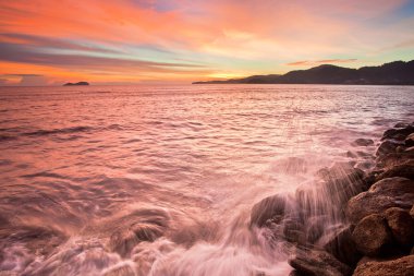 Deniz manzarası ve rock günbatımı