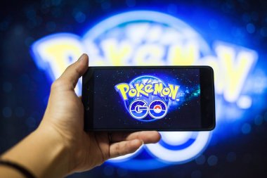  Pokemon Go yükleme bir cep telefonu tutan el