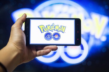  Pokemon Go yükleme bir cep telefonu tutan el