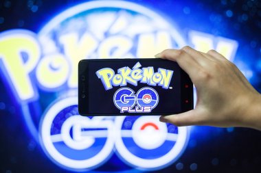  Pokemon Go yükleme bir cep telefonu tutan el