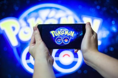  Pokemon Go yükleme bir cep telefonu tutan el