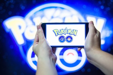  Pokemon Go yükleme bir cep telefonu tutan el