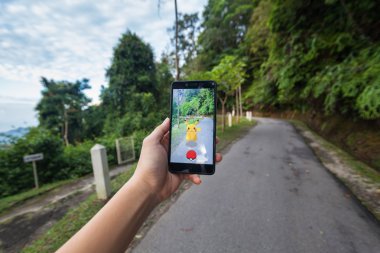  Pokemon Go yükleme bir cep telefonu tutan el
