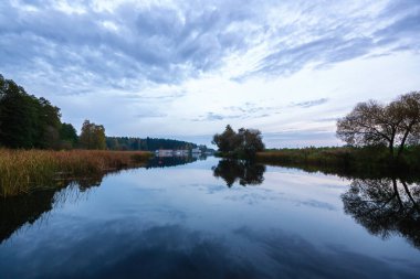 Dojlidy Gölü, Podlasie, Polonya 'da sakin ve sakin bir sabah.