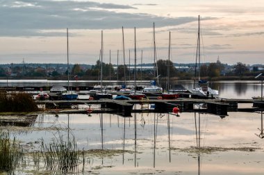 Dojlidy Gölü, Podlasie, Polonya 'da sakin ve sakin bir sabah.