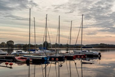 Dojlidy Gölü, Podlasie, Polonya 'da sakin ve sakin bir sabah.