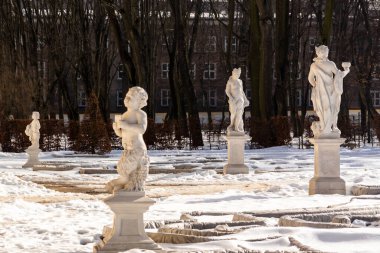 Biaystok, Podlasie, Polonya 'daki Branicki Sarayı' nın bahçesinde ilkbaharın başlarında