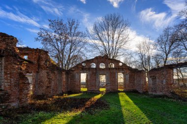 Hieronimw, Podlasie, Polonya 'daki eski bir malikanenin kalıntıları.