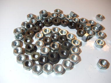 Metal ceviz beyaz arkaplanda izole