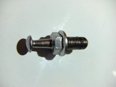 Krom kaplama cıvata, ışık gri arka plan üzerinde kullanılan