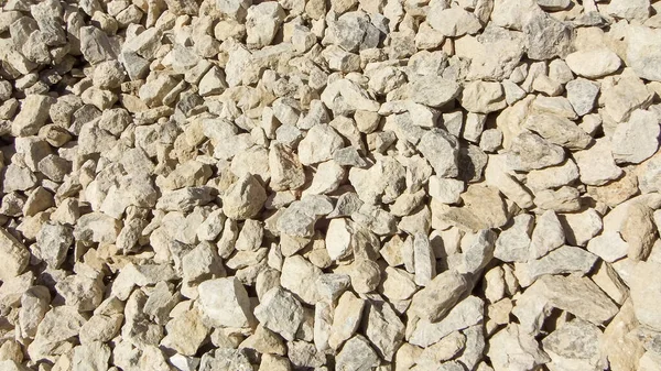 现代砂砾质地 小石子 小石子 许多灰色 白色的卵石 破碎的小石头的背景 采石场或矿山小岩石的结构 — 图库照片