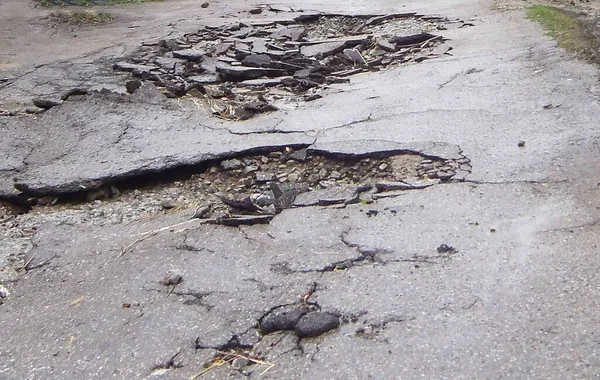 Camino Erosión Del Agua Fondo Asfalto Roto Agujero Peligro Fondo —  Fotos de Stock