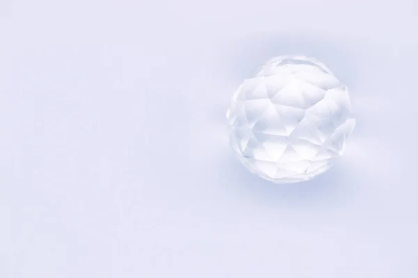 Огранённая Сфера Сверкающий Кристалл Белом Фоне Стеклянный Объект Преломлением Света — стоковое фото