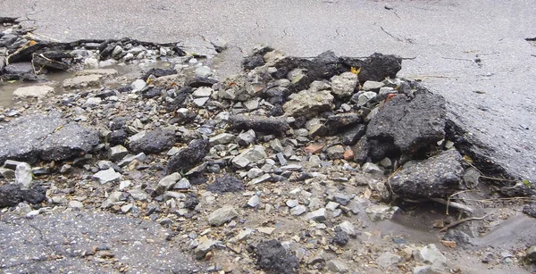 Camino Erosión Del Agua Fondo Asfalto Roto Agujero Peligro Fondo —  Fotos de Stock