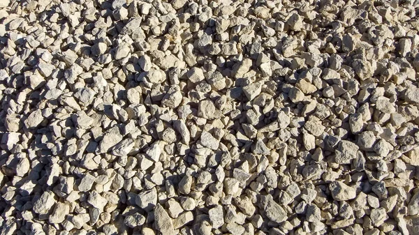 現代の砂利の質感 小さな石 小さな岩 白の色の多くの色合いの小石 砕いた形の小さな乾燥した石の背景 採石場や鉱山の小さな岩の質感 — ストック写真