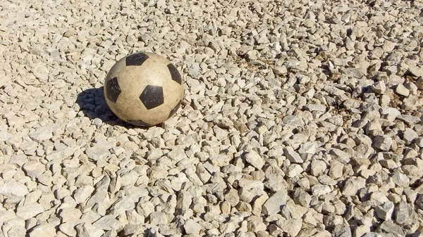 孩子们的橡皮球老了 运动装备适合户外运动或海滩足球现代砂砾质地 采石场或采石场小干石的游乐场地 — 图库照片