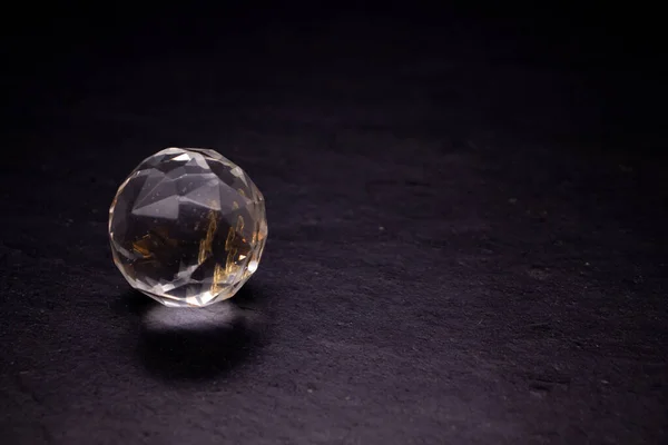 Esfera Facetada Cristal Brillante Sobre Fondo Oscuro Negro Vidrio Grande — Foto de Stock