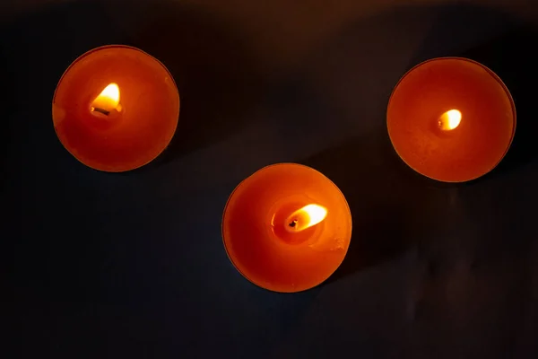 Zusammensetzung Von Drei Kerzen Auf Dunklem Luxus Nachthintergrund Schwarzer Tisch — Stockfoto