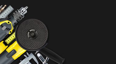 Çilingir, el metalciliği ve çilingir aletlerinin 3 boyutlu açısal bileşimi, siyah arka planda izole edilmiş. Sanatçı illüstrasyonu, kopyalama alanı.