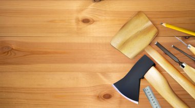 Ahşap oyma, arka plan. Marangozluk veya marangozluk aletleri, ahşap tezgah tezgahında kompozisyon. Ahşap işçiliği ve kereste işleme, 3D hazır. Kopyalama uzayından görüntü.