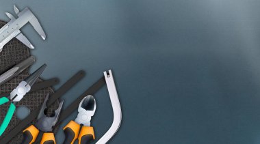 Çilingir 3D kompozisyonu, arka plandaki metal tezgahına izole edilmiş. Metal işçiliği ve çilingir. El işi çizimi. Kopyalama alanı.