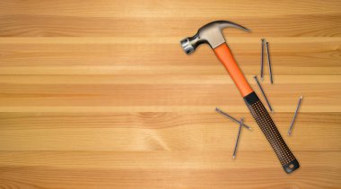 Çalışma masası, modern çekiç ve çiviler. Marangozluk, marangozluk geçmişi. Alet ahşap işleme, fotokopi uzayından ahşap arkaplan. Kırsal ahşap işçiliği, iş aleti. Üst görünüm desenli yüzey.