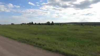 Kırsal arazi yolu, gündüz gezisi pencere kenarı panorama hd. Alan, gökyüzü, hareket.